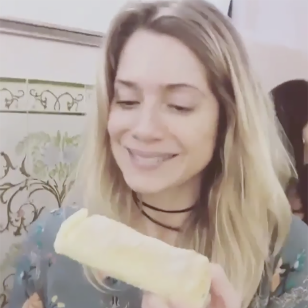Leticia Spiller mostra 'piriquita' em vídeo