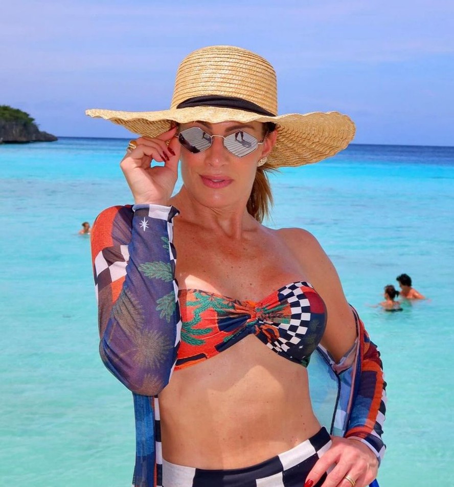 Elaine Mickely esbanja beleza em Curaçao