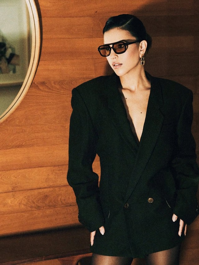 Mariana Rios inicia o fim de semana cheia de estilo