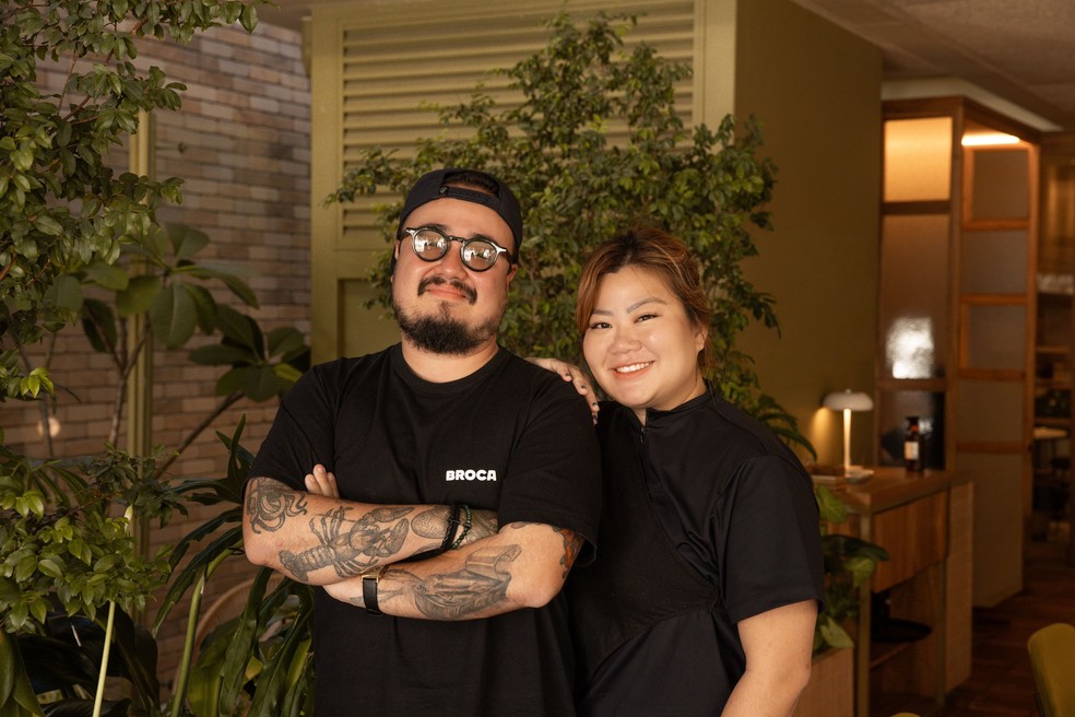 Os chefs Isabela Honda e Cadu Evangelisti, — Foto: Divulgação/Juliana Primon