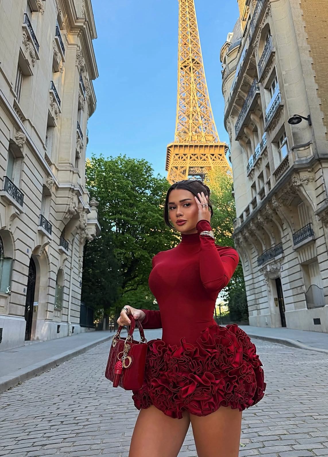 Franciny Ehlke elege look all red para primeiro dia em Paris