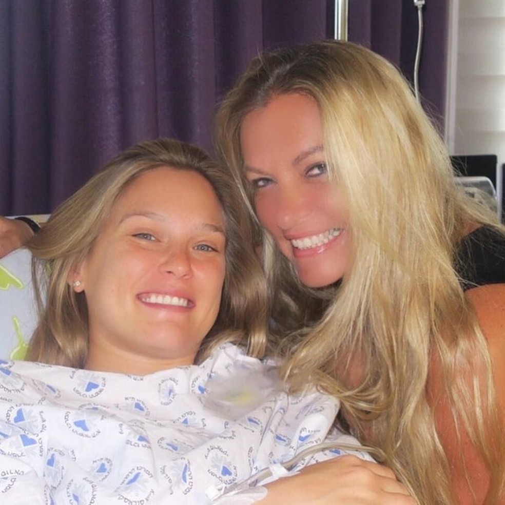 Bar Refaeli exibe corpão 40 dias após virar mamãe