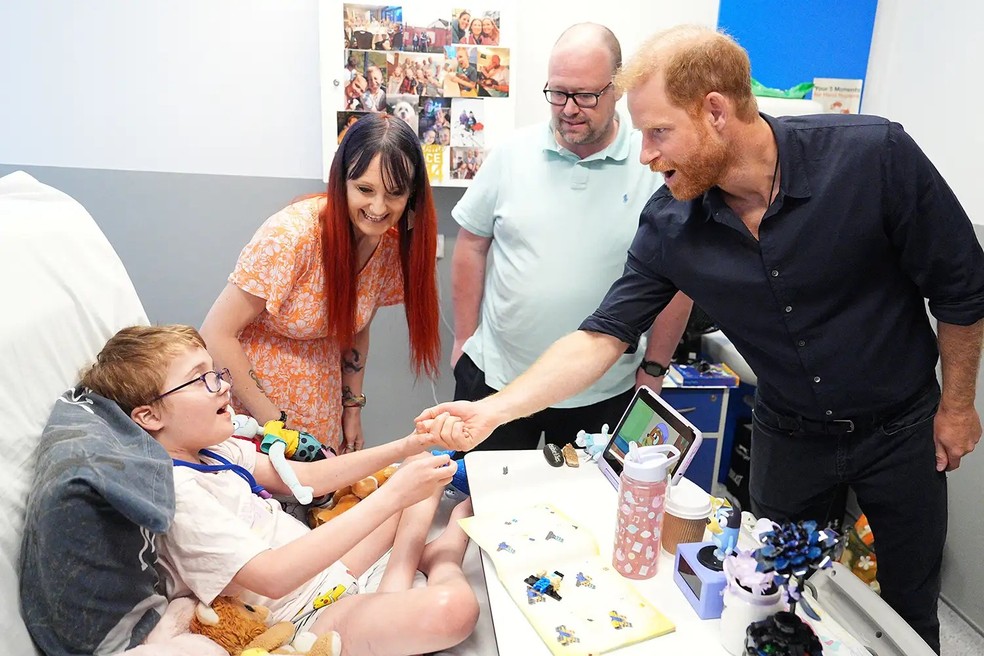 O Príncipe Harry encontra-se com Alec Hill, de 12 anos, e seus pais, Kelly Hill e Stuart Hill, durante uma visita ao Hospital Infantil de Birmingham, na cidade de Birmingham, região central da Inglaterra — Foto: GettyImages