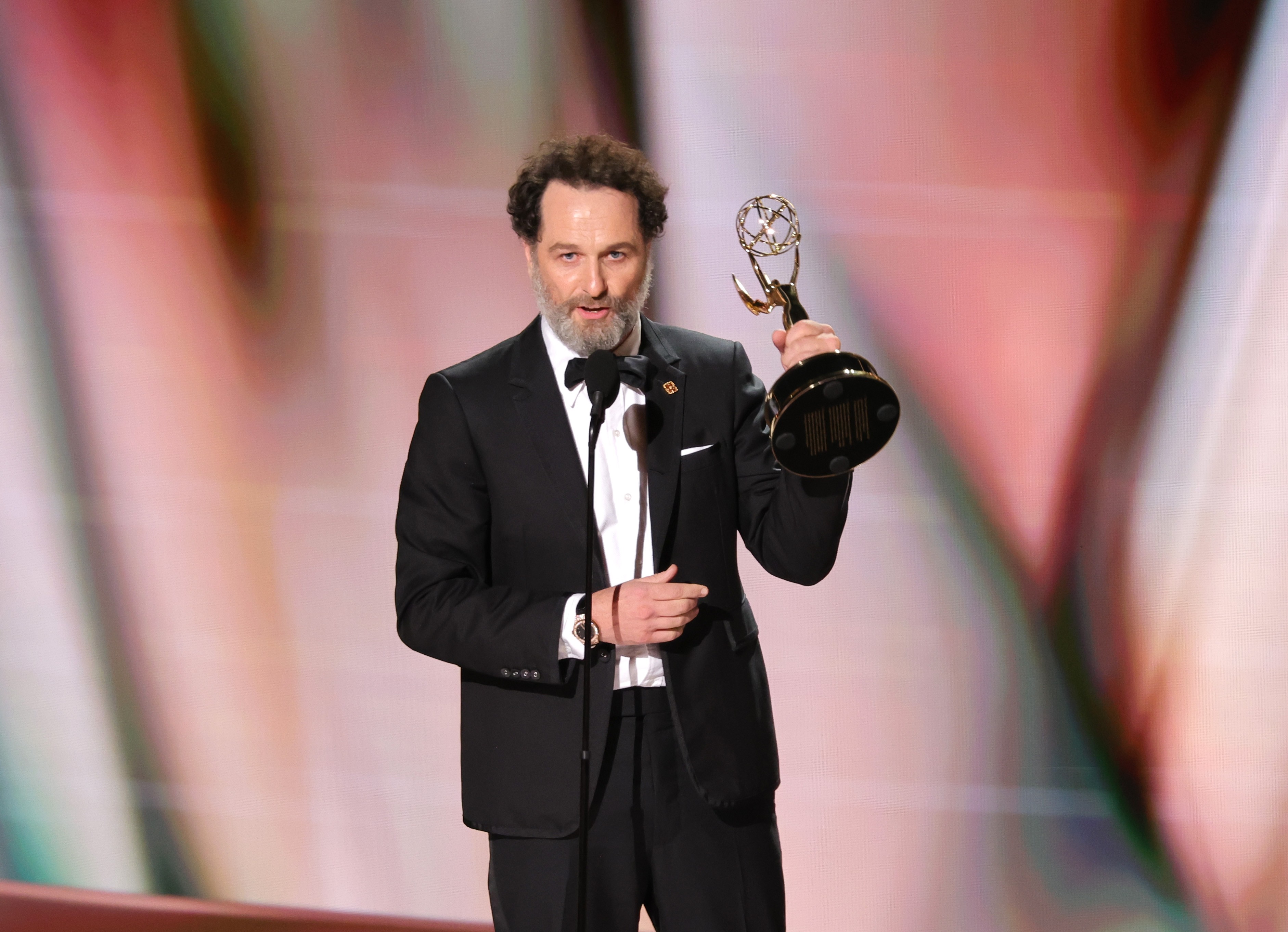Matthew Rhys faz história ao ganhar dois prêmios no Emmy Awards 2026