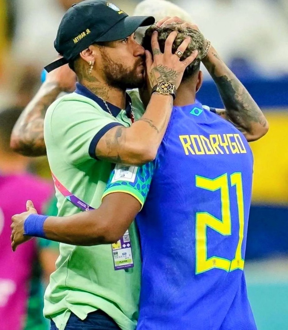Neymar Jr. posta foto carinhosa com Rodrygo | Celebridades | Vogue