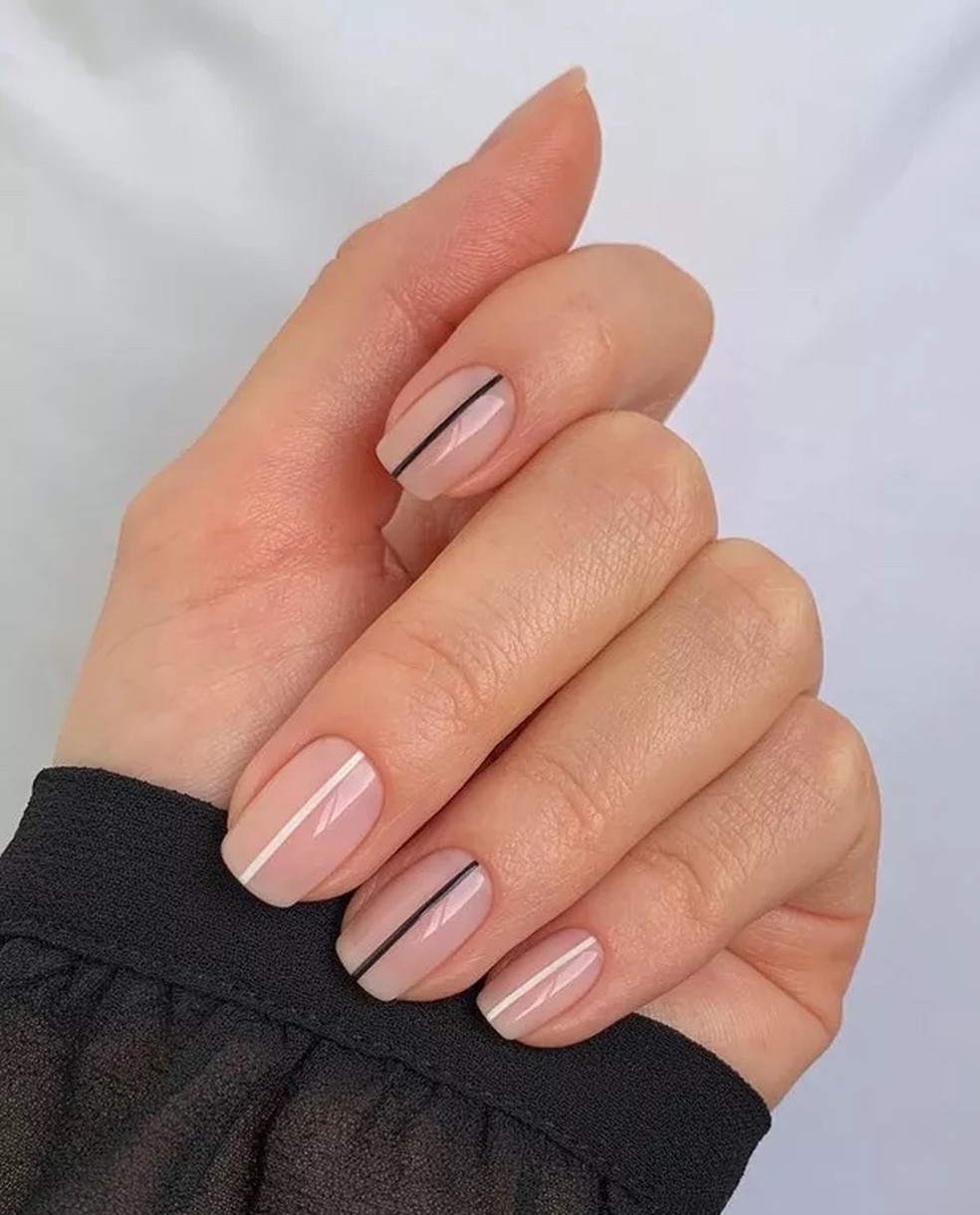 Nail art minimalista — Foto: Reprodução/Instagram