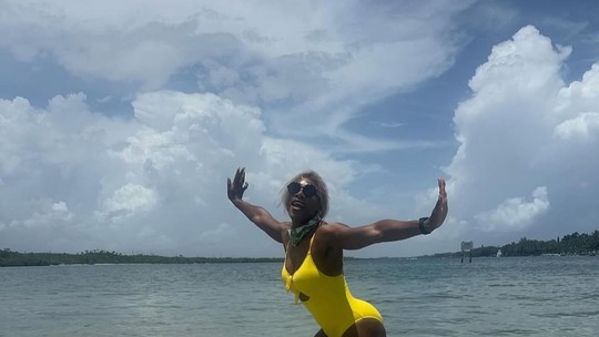 Serena Williams se diverte em praia