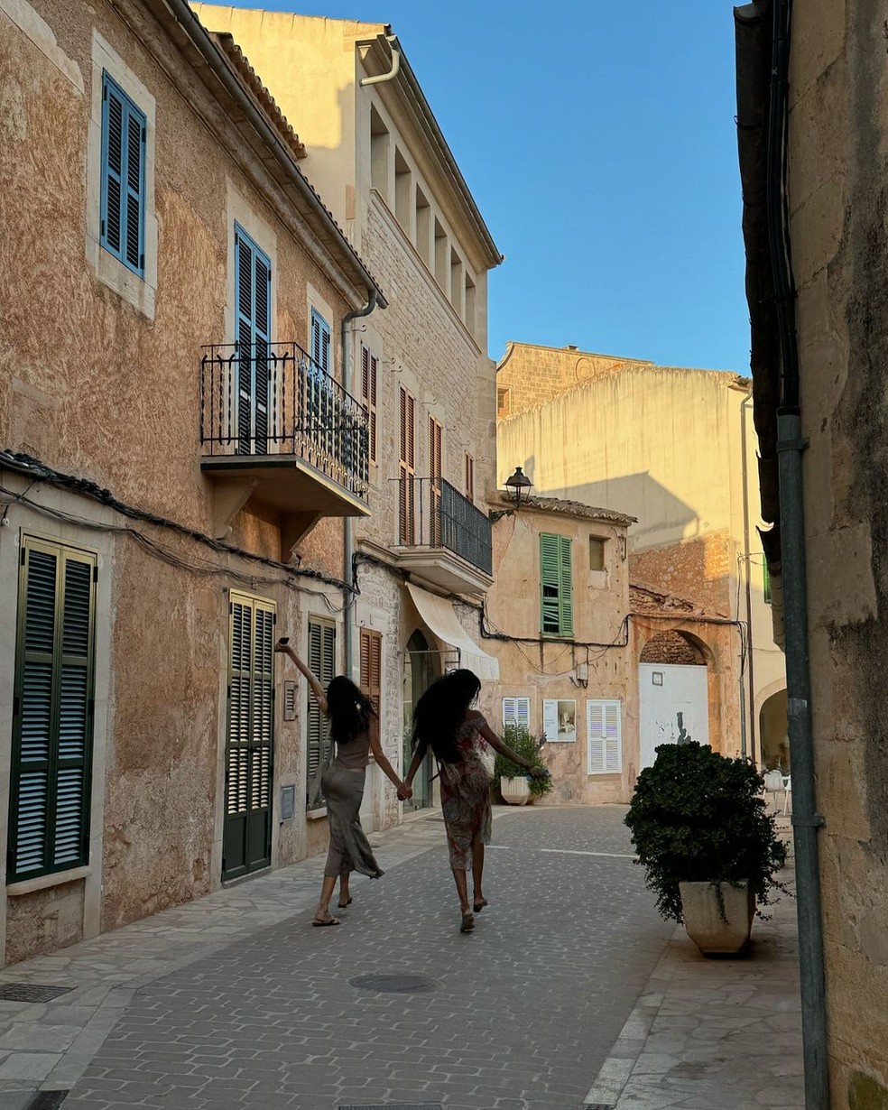 Narah Baptista abre álbum de viagem a Mallorca, na Espanha