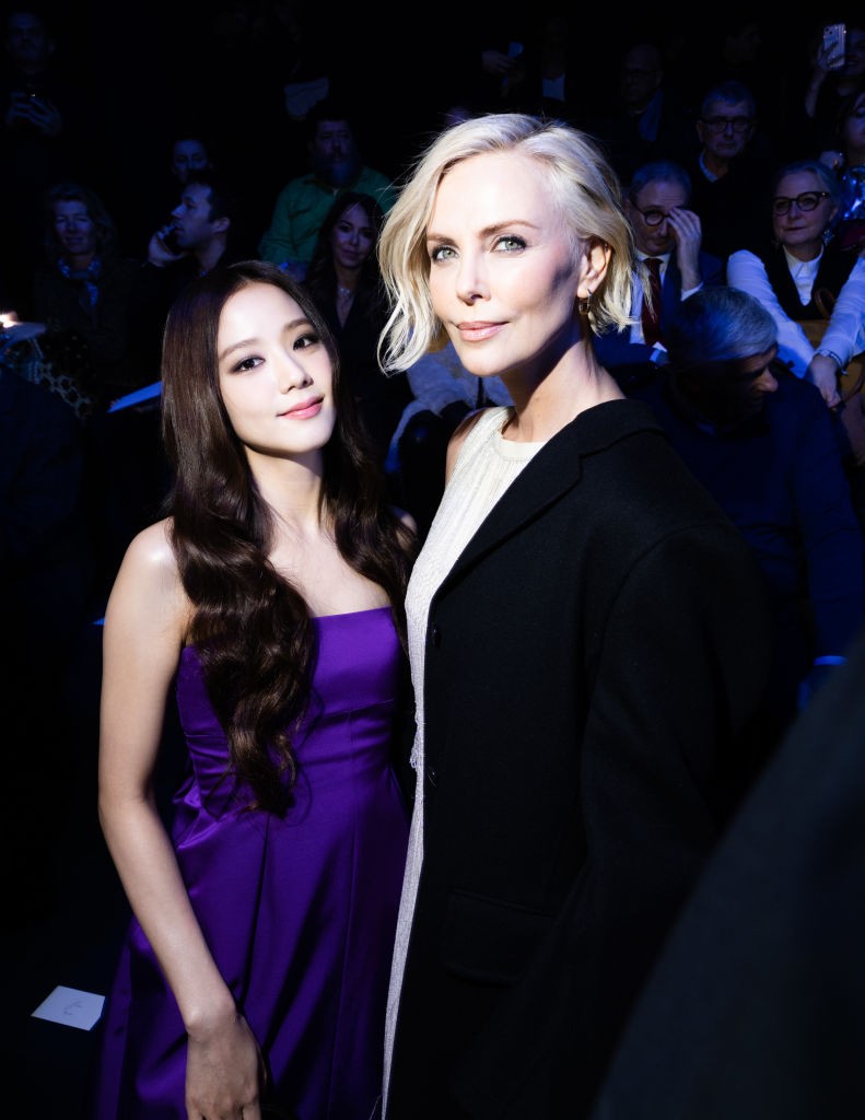 Jisoo e Charlize Theron participam do desfile Christian Dior Womenswear Fall Winter 2023-2024 como parte da Paris Fashion Week em 28 de fevereiro de 2023 em Paris, França — Foto: Victor Boyko/Getty Images