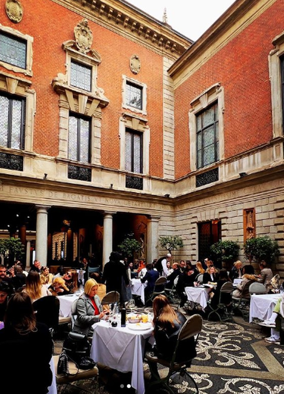 O pátio interno do restaurante Salumaioi di Montenapoleone, um dos marcos de Milão — Foto: Reprodução Instagram