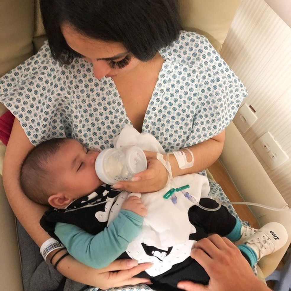 Jade Seba dá leite ao filho no hospital (Foto: reprodução/Instagram) — Foto: Vogue