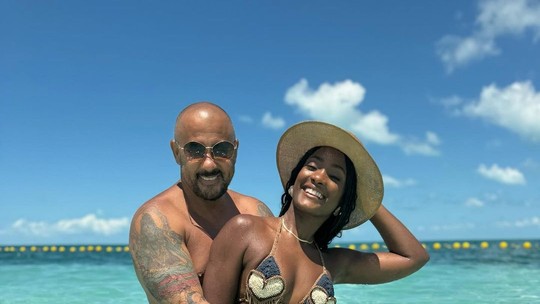 Erika Januza posa em cenário de tirar o fôlego com marido em praia das  Bahamas: "Parece um quadro"