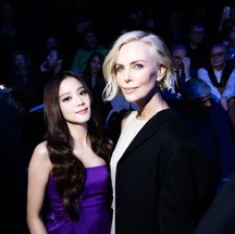 Jisoo e Charlize Theron participam do desfile Christian Dior Womenswear Fall Winter 2023-2024 como parte da Paris Fashion Week em 28 de fevereiro de 2023 em Paris, França — Foto: Victor Boyko/Getty Images