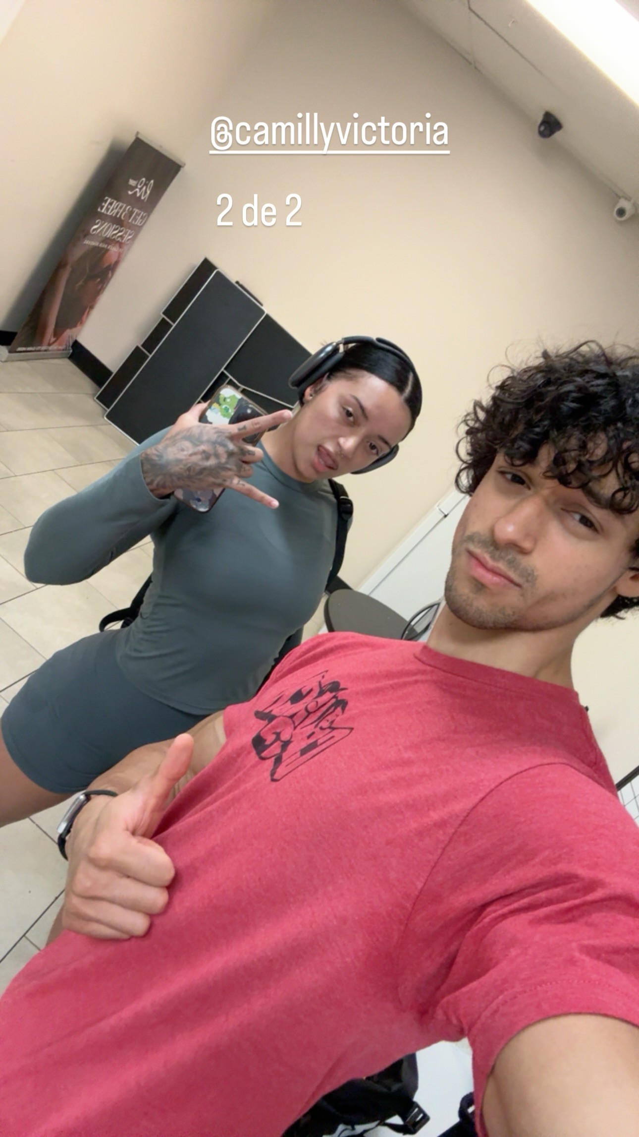 Victor Alexandre posa para selfie com a irmã, Camilly Victoria antes de encarar treino