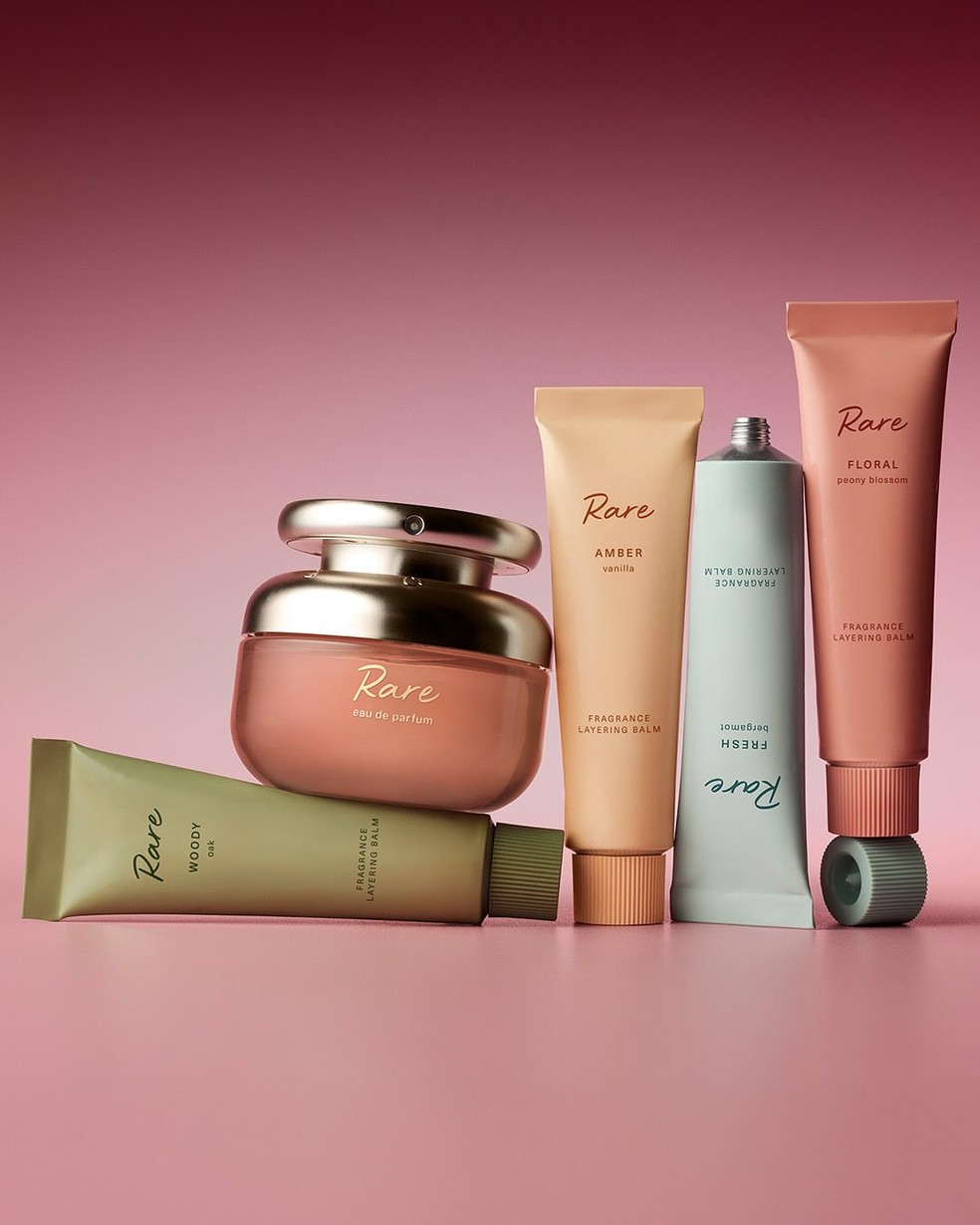 Rare Eau de Parfum e os quatro Fragrance Layering Balms, de Rare Beauty — Foto: Reprodução/Instagram