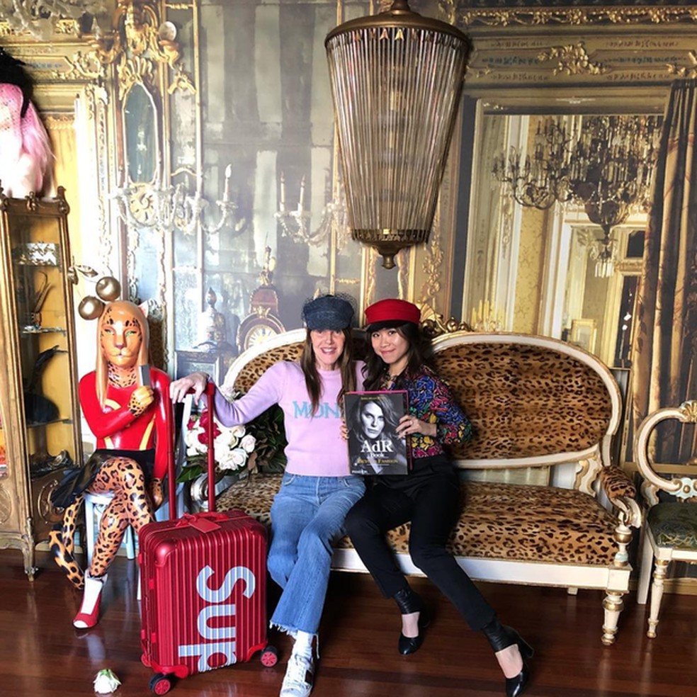 Anna Dello Russo e sua mala Supreme x Rimowa. (Foto: Reprodução/Instagram) — Foto: Vogue