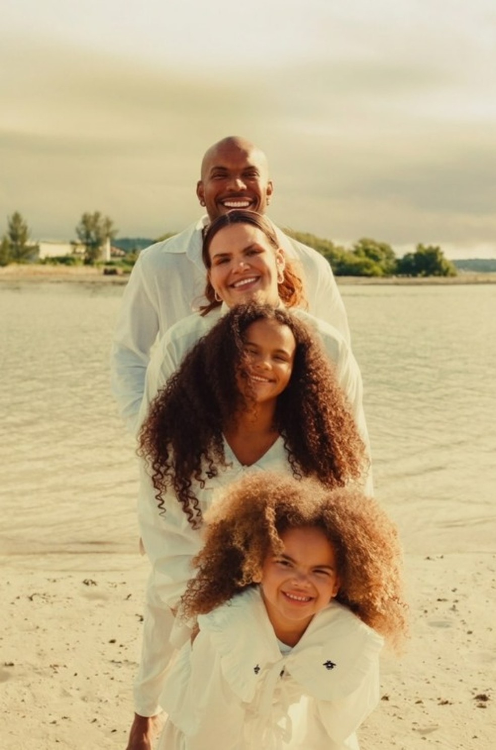 Israel Reis, Thais Carla e as filhas, Maria Clara e Eva — Foto: Reprodução/Instagram