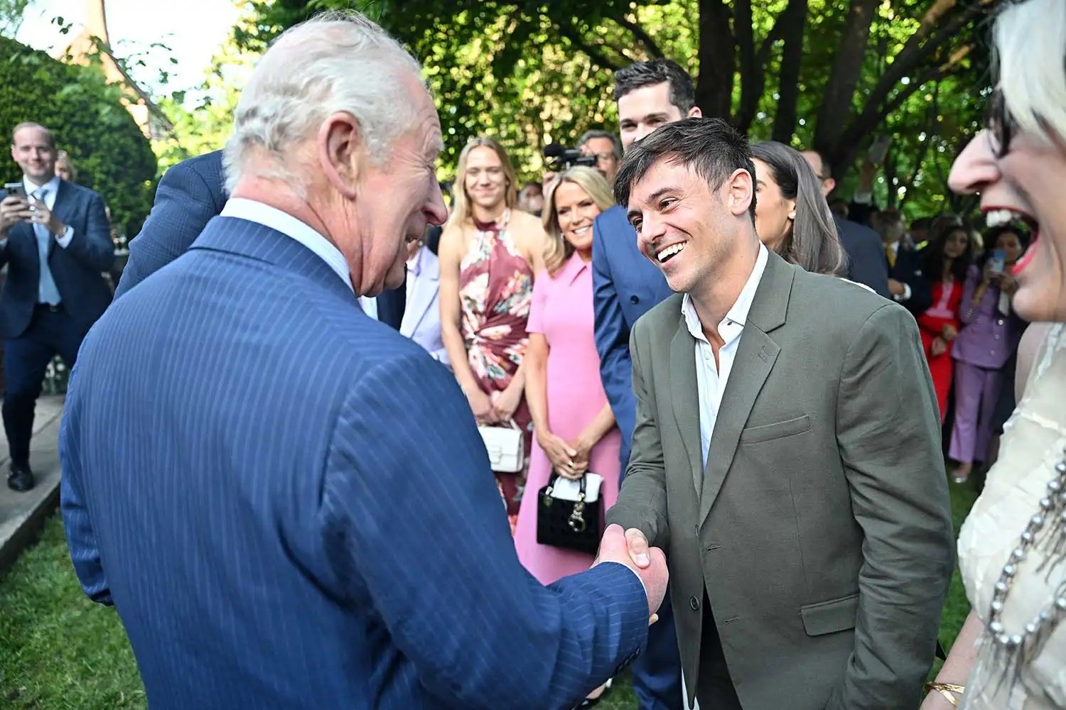 Rei Charles e Camilla participam de recepção em jardim na abertura de visita oficial aos EUA