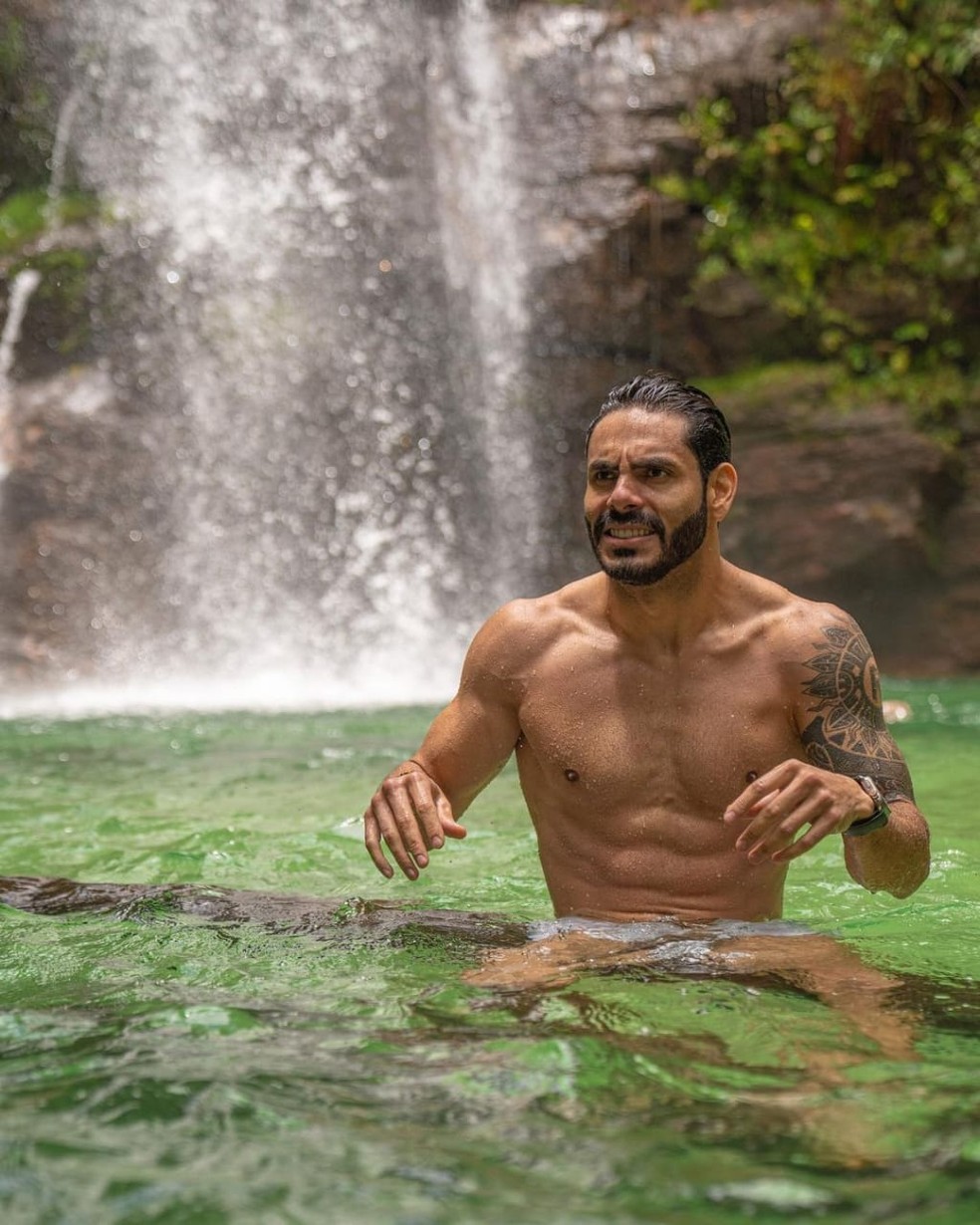 Sertanejo Rodolffo curte dia em cachoeira