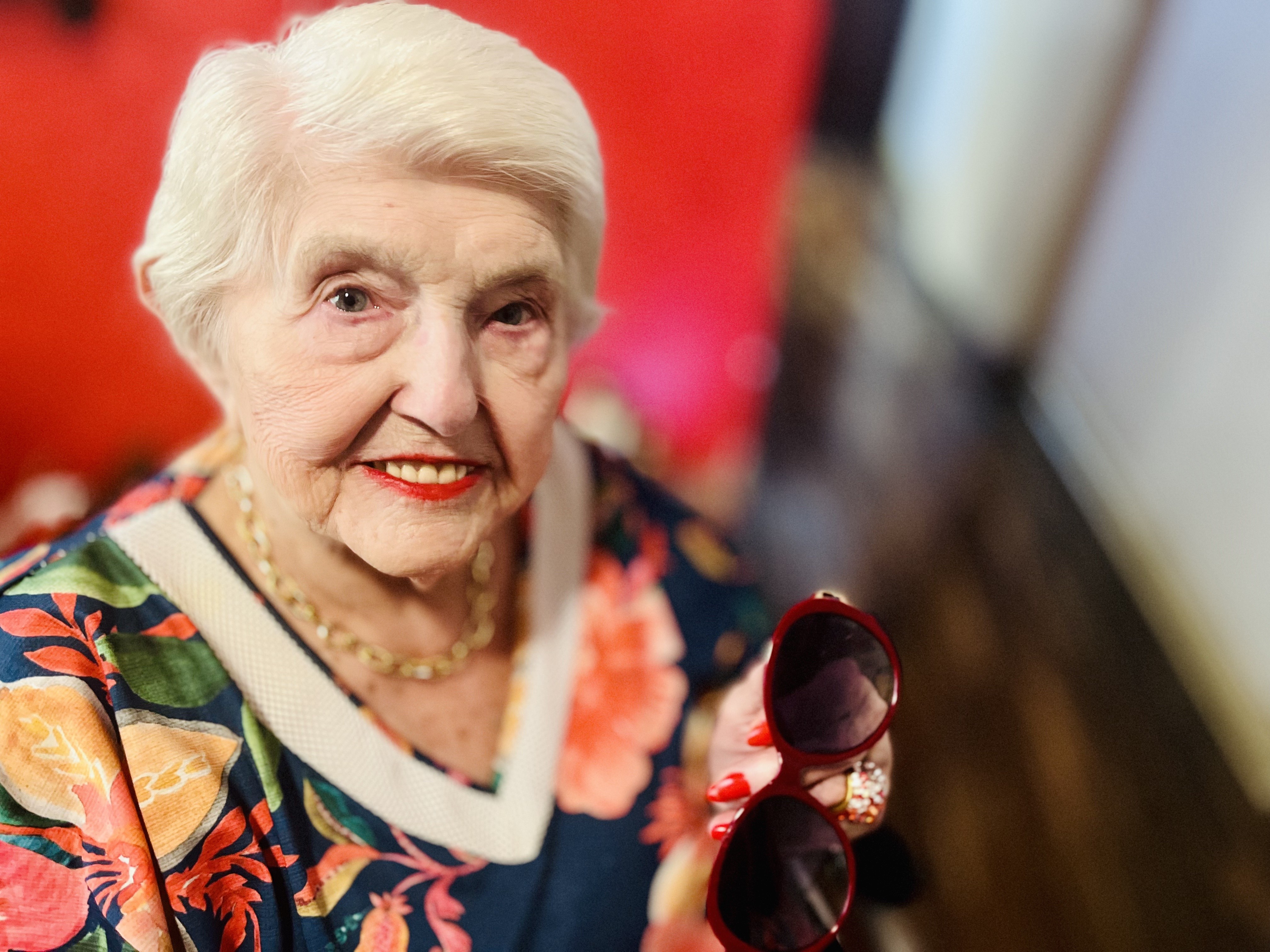 O legado de Estelinha Bezerra, influenciadora de 96 anos que desafiou a velhofobia com batom vermelho