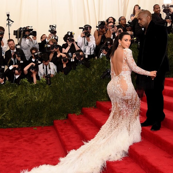Kim Kardashian é traída por legging apertada demais
