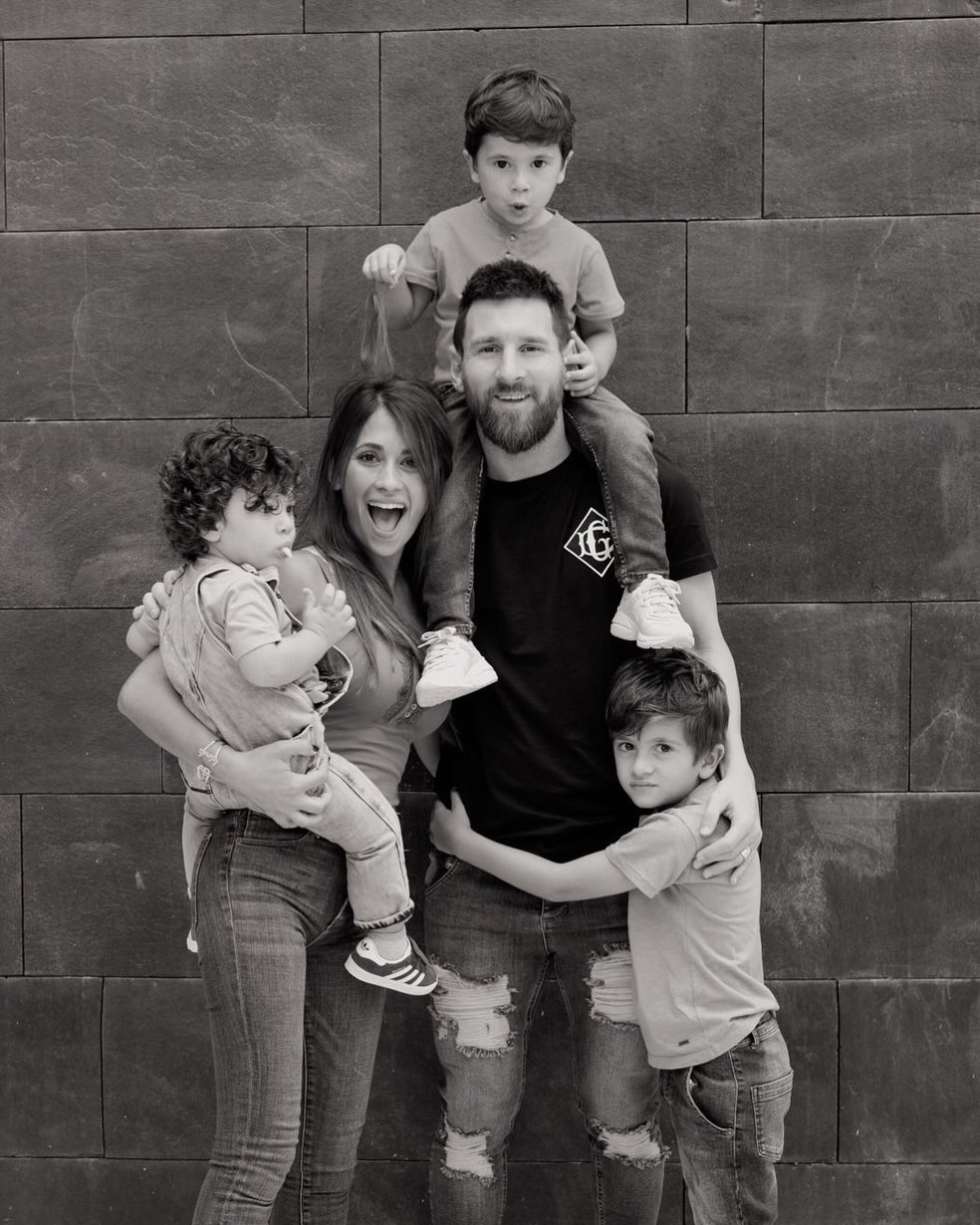 Esposa de Messi resgata fotos antigas para fazer declaração no aniversário do jogador da Argentina — Foto: Reprodução/Instagram