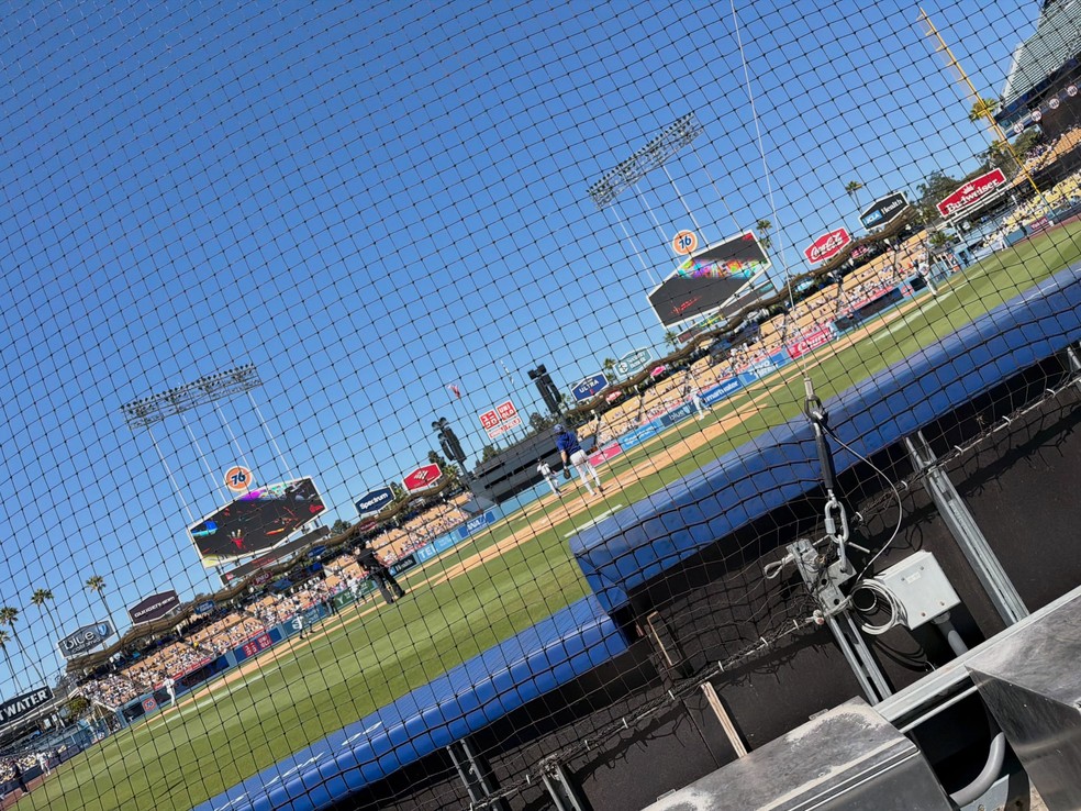 Justin e Hailey Bieber curtem jogo de beisebol e trocam beijos — Foto: Reprodução/Instagram
