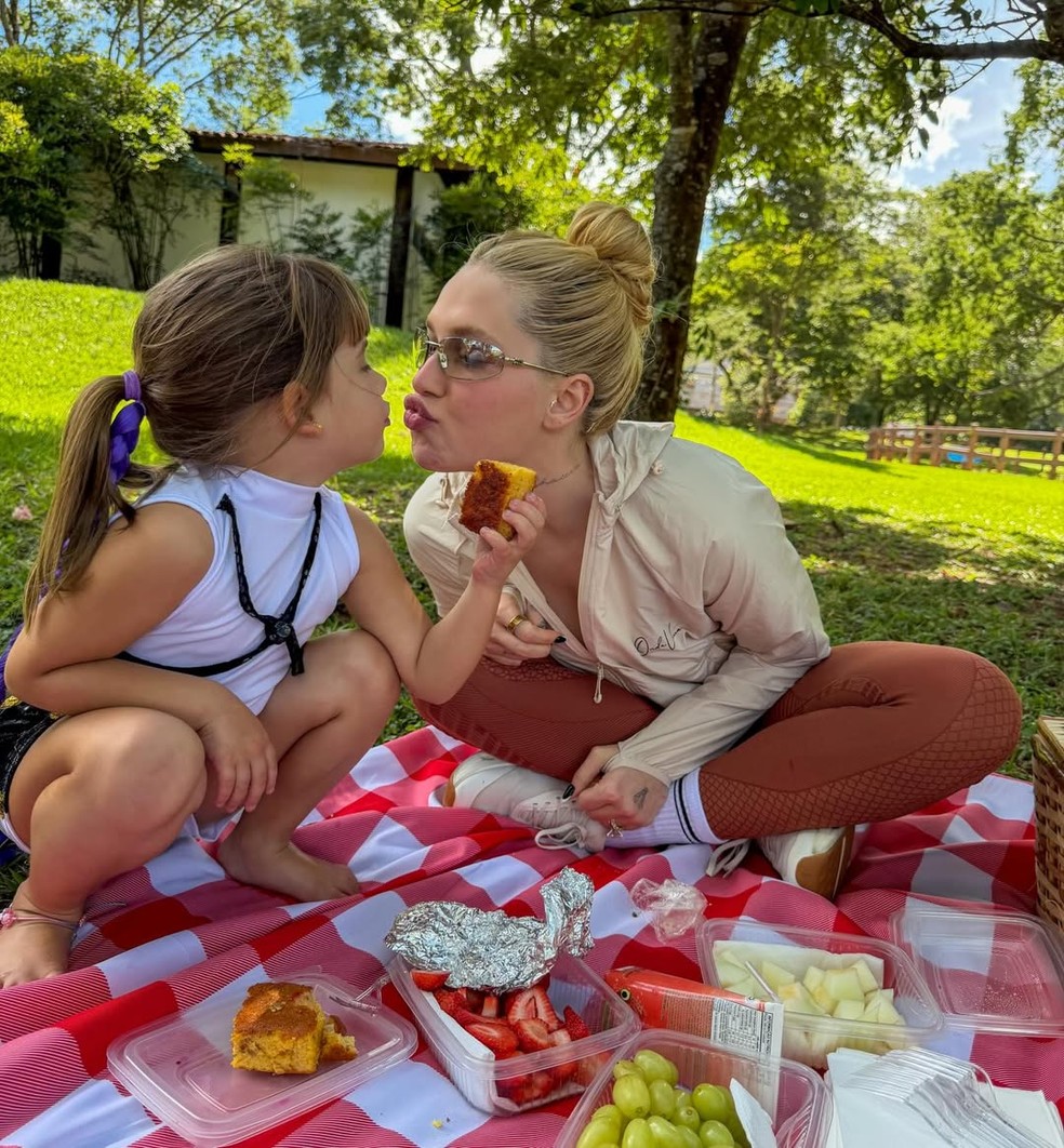 Virginia celebra o feriado com piquenique ao ar livre ao lado dos filhos — Foto: Reprodução/Instagram