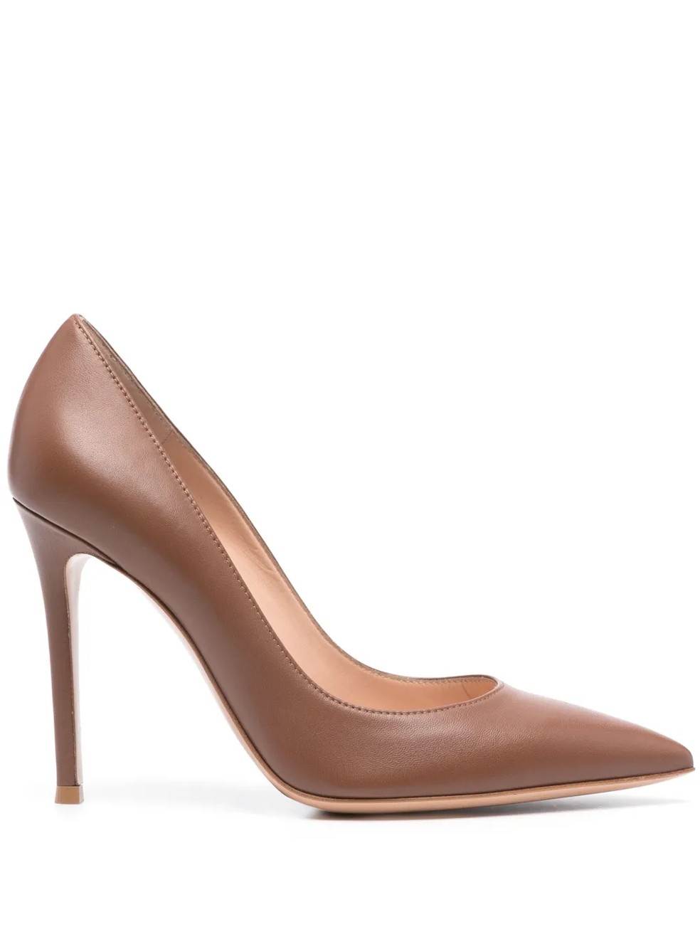 Scarpin de couro marrom claro, Gianvito Rossi — Foto: Reprodução