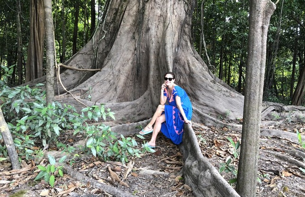 Camilla na árvore de madada, fora da trilha (Foto: arquivo pessoal/Camilla Guebur) — Foto: Vogue