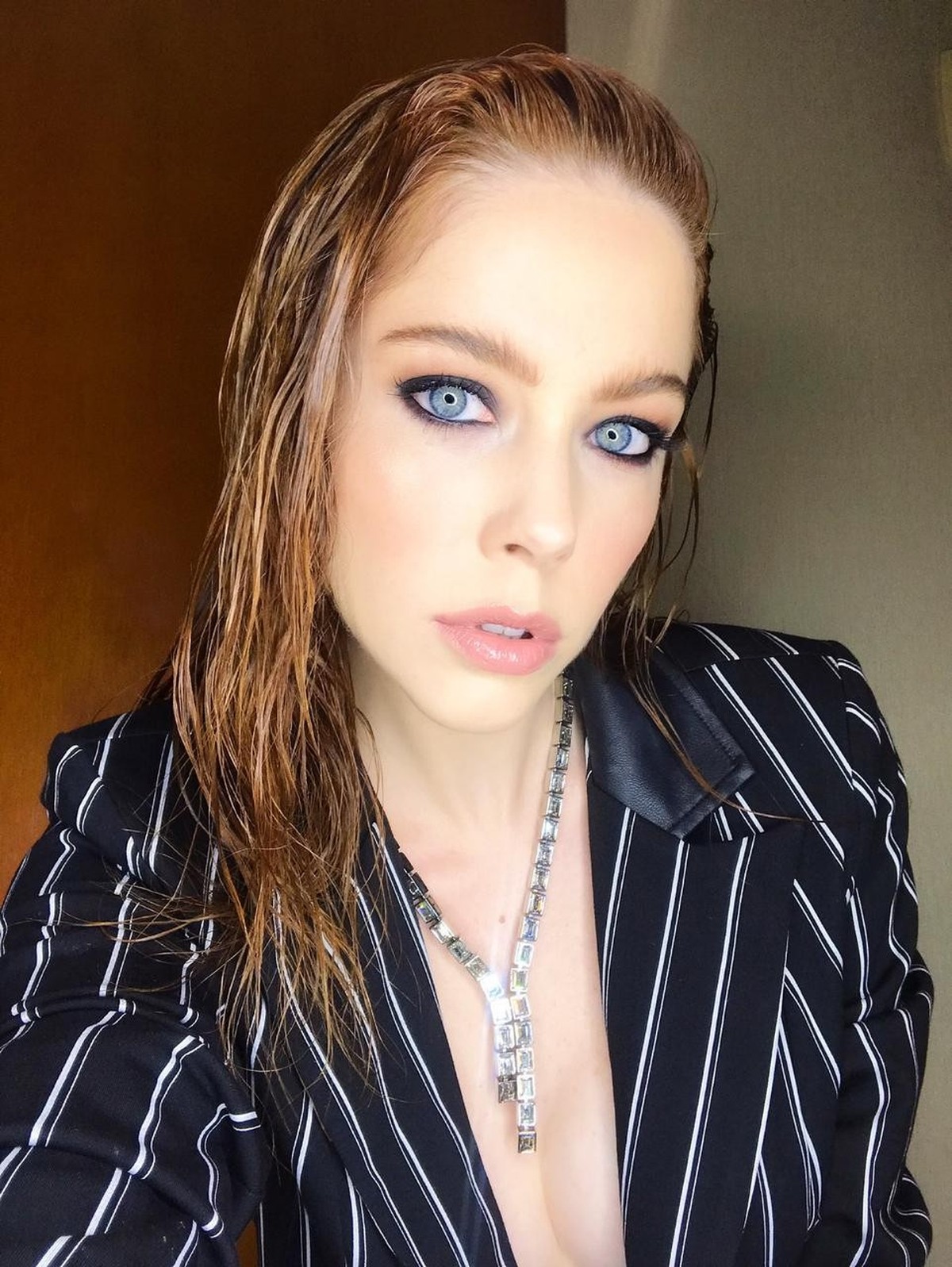 Ruiva e elegante! O look de Bia Arantespara coletiva de 'Órfãos da Terra'