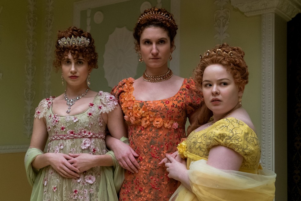 BRIDGERTON (L to R) HARRIET CAINS as PHILLIPA FEATHERINGTON, BESSIE CARTER as PRUDENCE FEATHERINGTON and NICOLA COUGHLAN as PENELOPE FEATHERINGTON in episode 10 of BRIDGERTON Cr. LIAM DANIEL/NETFLIX  (Foto: LIAM DANIEL/NETFLIX) — Foto: Vogue