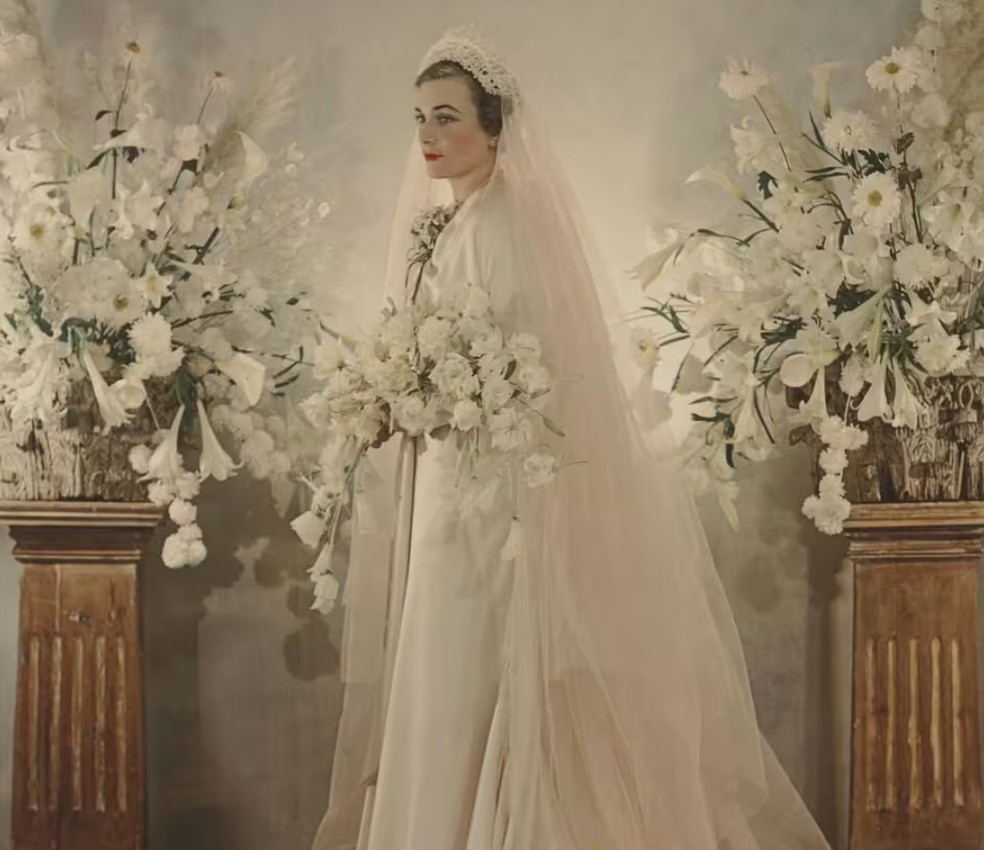 Primeira foto colorida real. Mostra a Princesa Alice, Duquesa de Gloucester (cunhada do Rei George VI e Eduardo VIII) no dia de seu casamento — Foto: reprodução/expresso uk