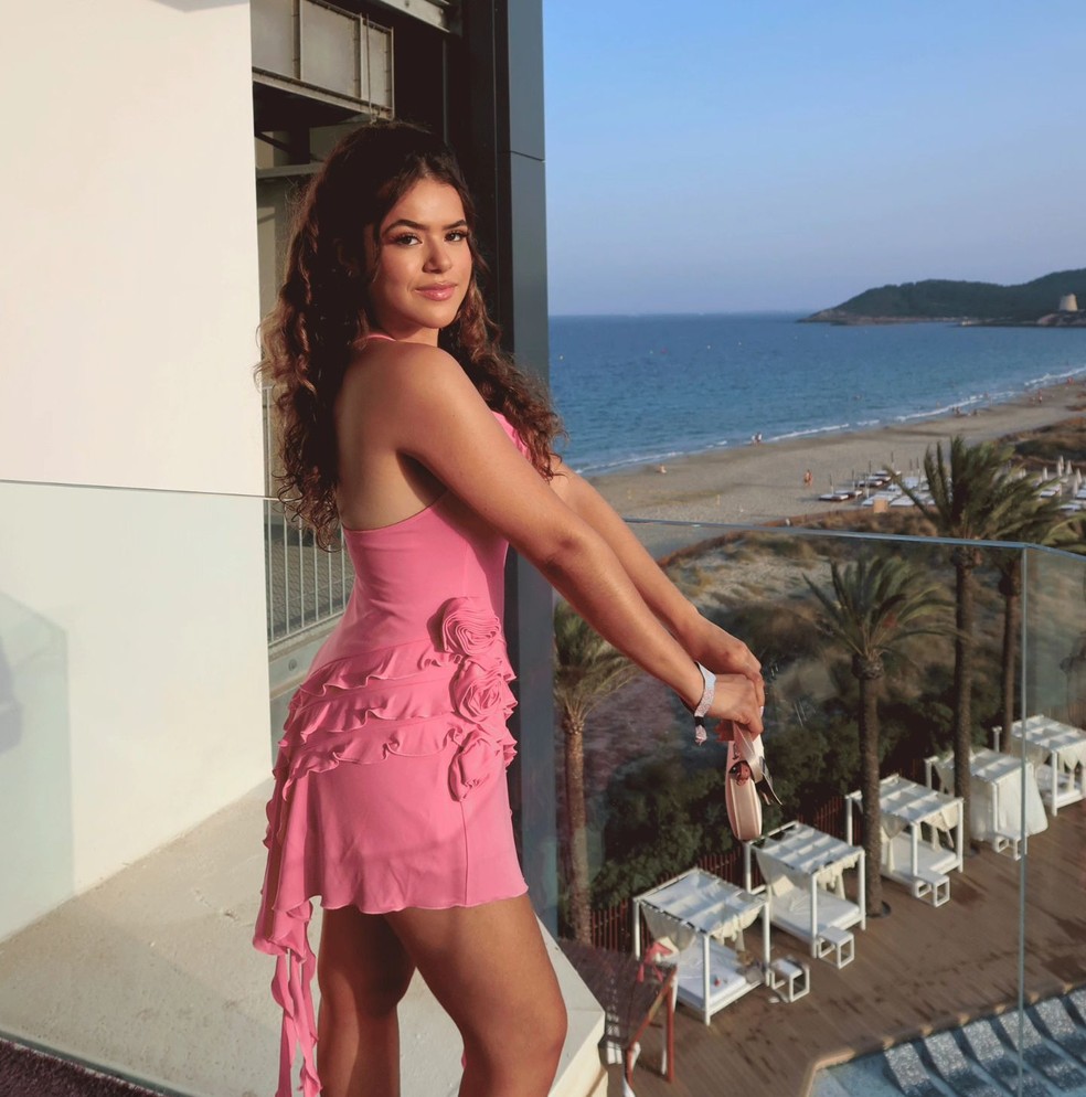 Maisa Silva abre álbum de viagem à Espanha Celebridades Vogue