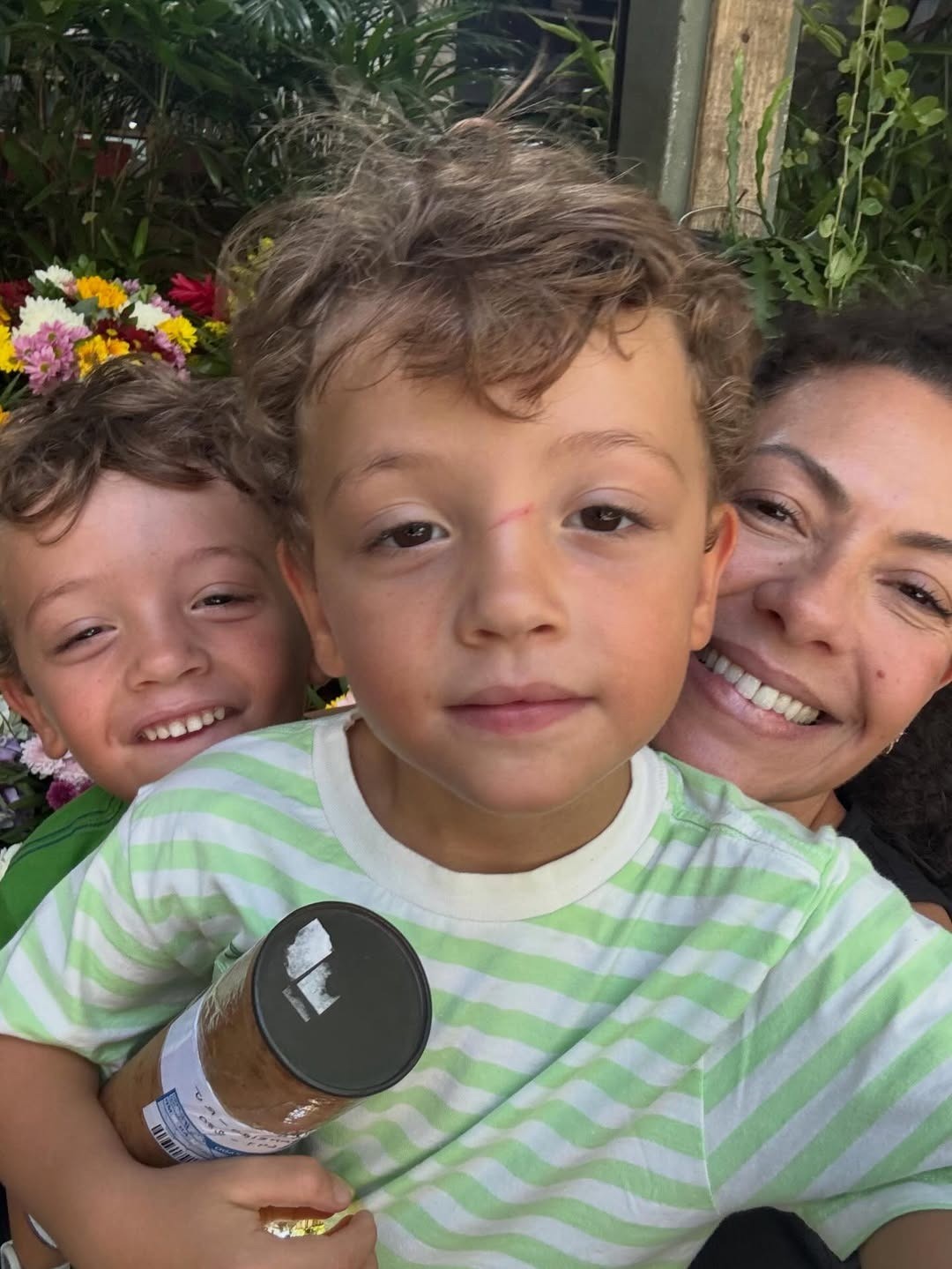 Filhos gêmeos de Fabiula Nascimento e Emílio Dantas chamam atenção em nova foto com a mãe
