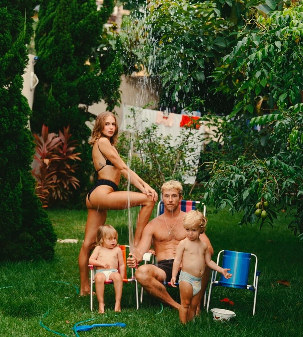 Isabella Scherer posa com o marido e os filhos — Foto: Reprodução/Instagram