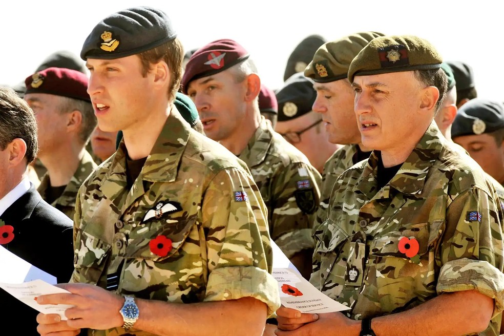 Príncipe William e Jamie Lowther-Pinkerton durante a cerimônia do Dia da Lembrança no Campo Bastion, no sul do Afeganistão, em 14 de novembro de 2010 — Foto: GettyImages