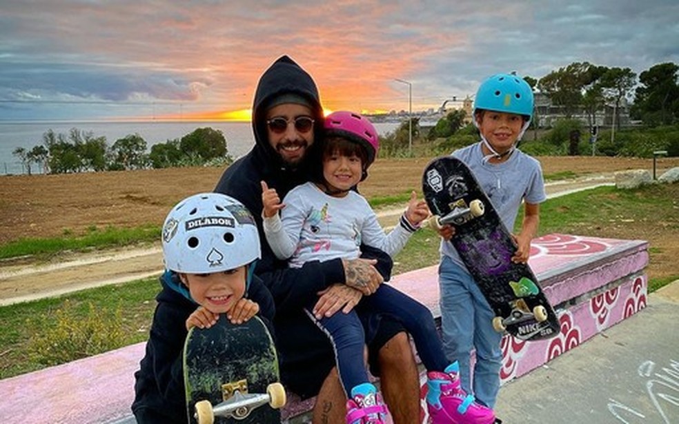 Pedro Scooby e os filhos — Foto: Reprodução/Instagram