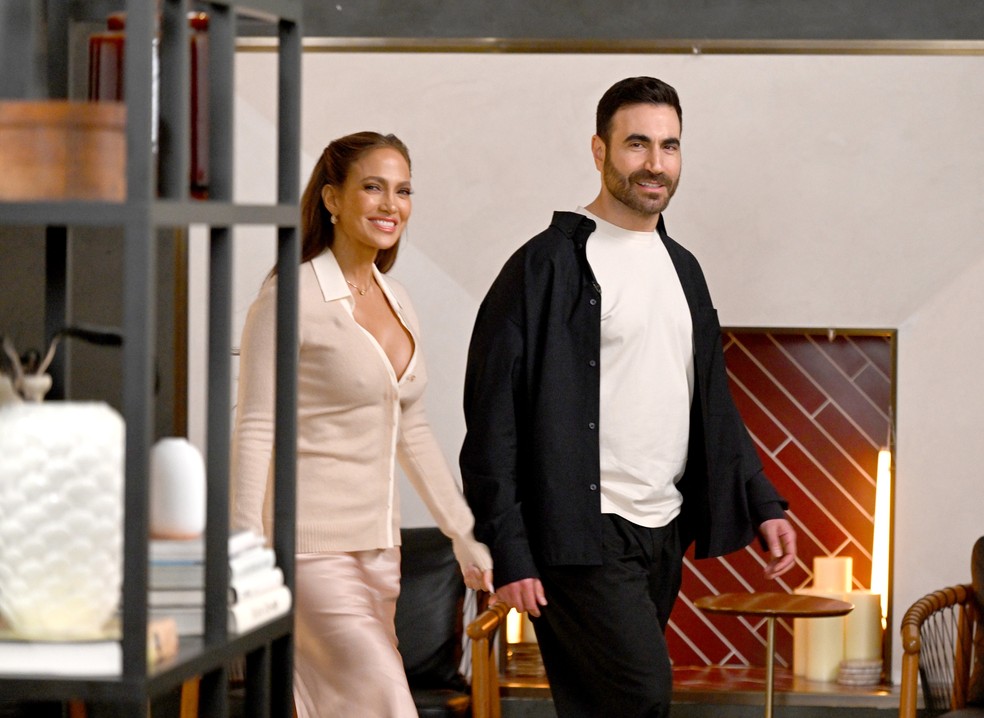 Jennifer Lopez e Brett Goldstein — Foto: Getty Images