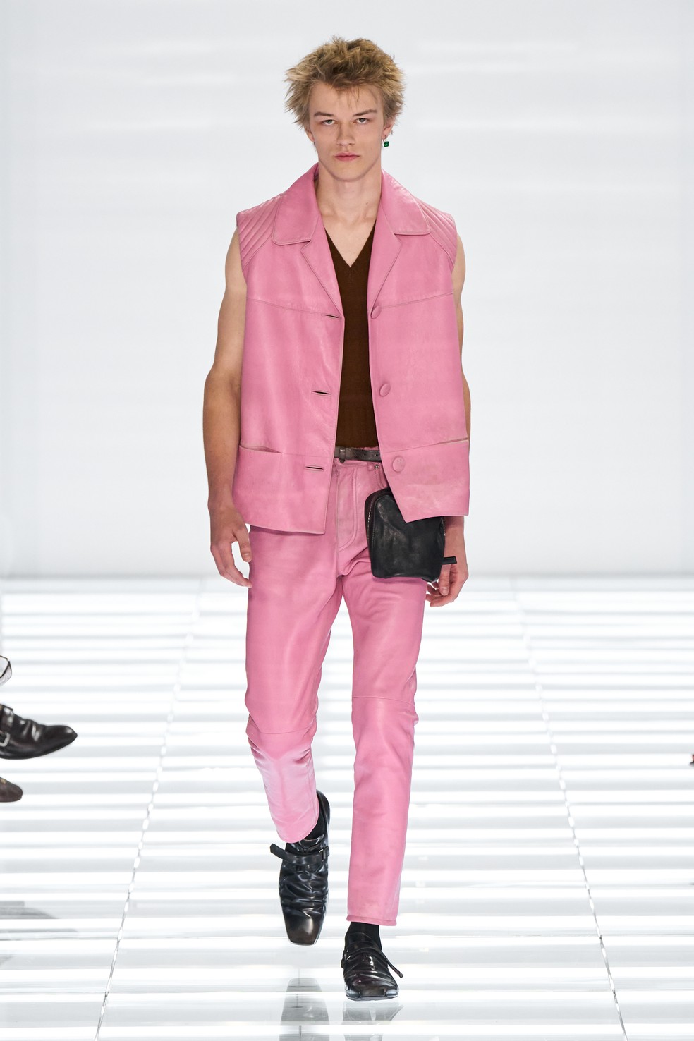 Em um cenário comparedes brancas luminosas, Miuccia Prada e Raf Simons apresentaram uma alfaiataria ultraskinny repleta de calças cortadas como um jeans clássico de cinco bolsos, mas feitas de couro, tecidos de alfaiataria ou tramas coloridas e estampadas — Foto: Launchmetrics Spotlight