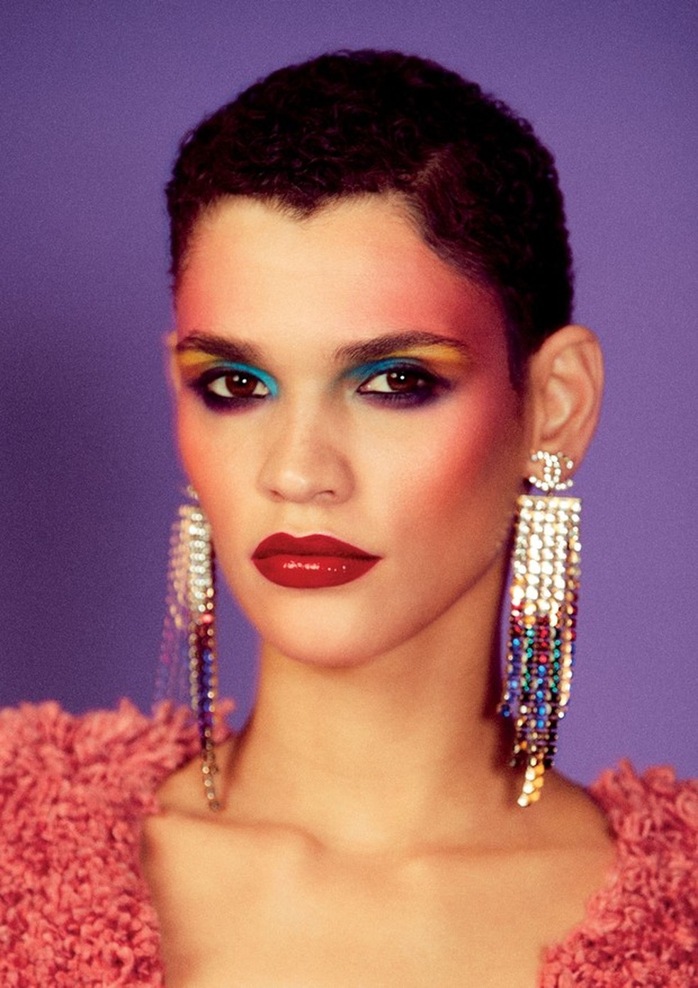 Casaco Flavia Aranha. Brincos Chanel (R$ 14.680) (Foto: Mariana Maltoni) — Foto: Vogue