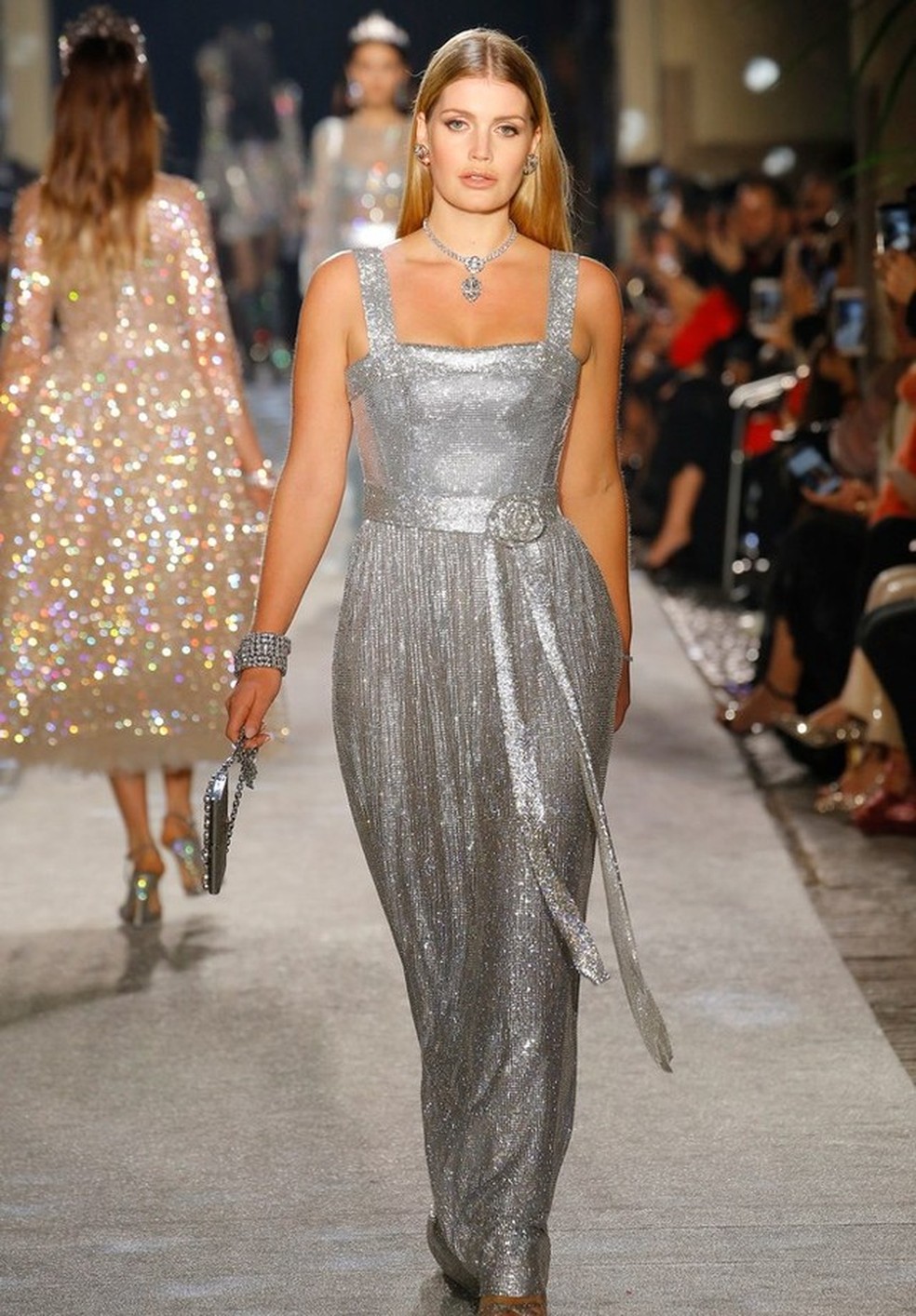 Lady Kitty Spencer, sobrinha da Princesa Diana, desfila para Dolce & Gabbana (Foto: Reprodução) — Foto: Vogue