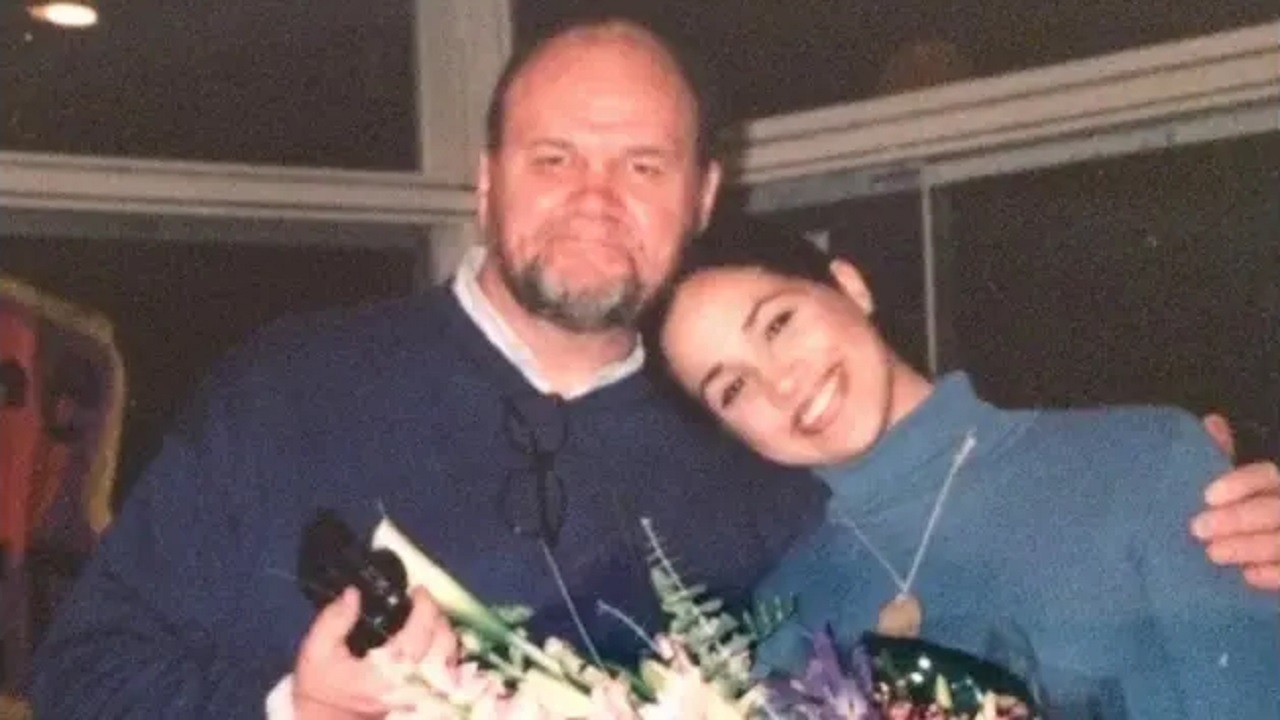 Pai de Megha Markle encontra novo amor após amputação da perna