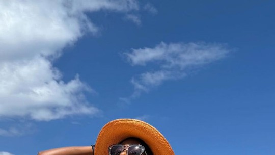 Erika Januza abre álbum de viagem pelas Ilhas Cayman