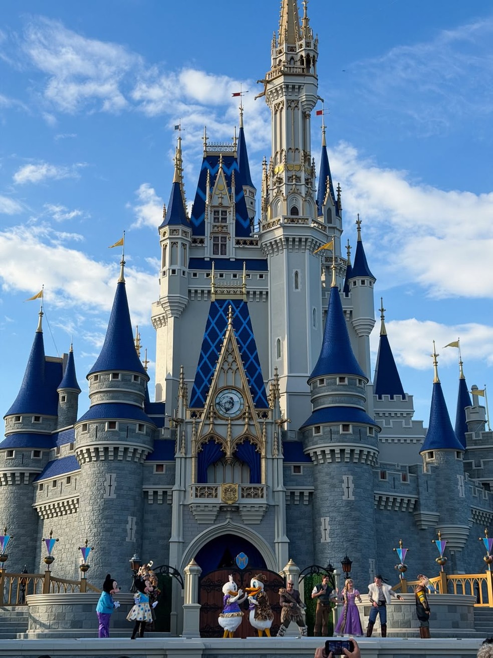 Grávida, filha de Cesar Filho e Elaine Mickely posa na Disney — Foto: Reprodução/Instagram