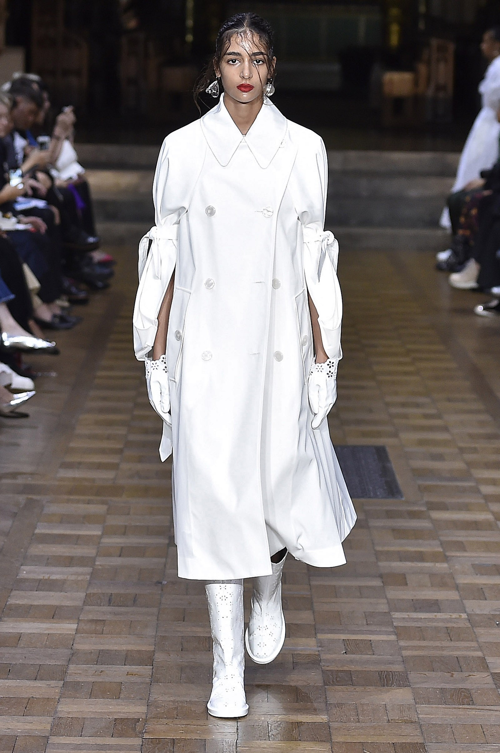 Simone Rocha assina verão romântico e marcado pela sensibilidade