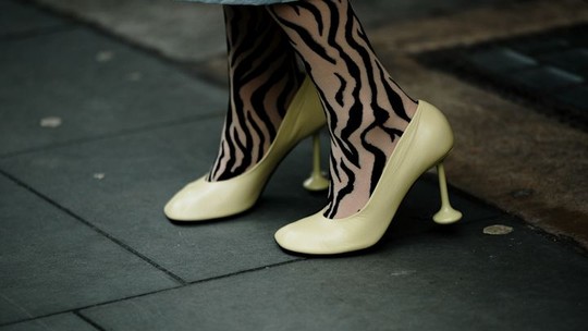 Meia-calça estampada: como usar a tendência mais divertida do inverno 2026 Meia-calça estampada: como usar a tendência mais divertida do inverno 2026