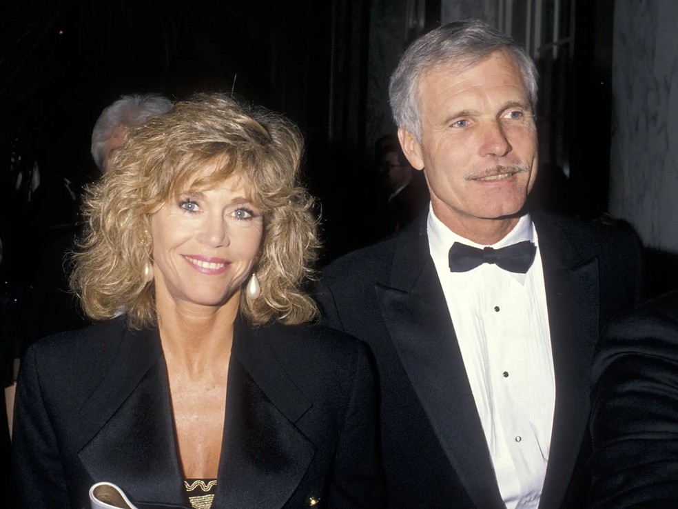 Jane Fonda e Ted Turner comparecem à primeira cerimônia anual de entrega dos Prêmios Glasnost, organizada pela organização Volunteers of America, em 22 de março de 1990, em Beverly Hills, Califórnia — Foto: GettyImages