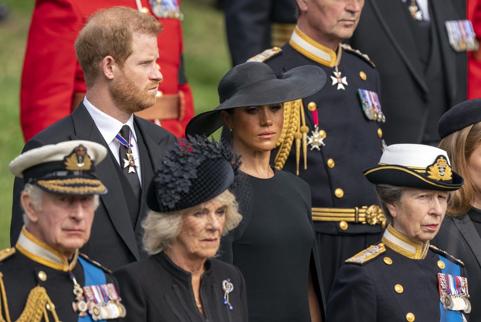 Rei Charles, Rainha Camilla, Príncipe Harry e Meghan Markle no funeral da Rainha Elizabeth II — Foto: Getty Images