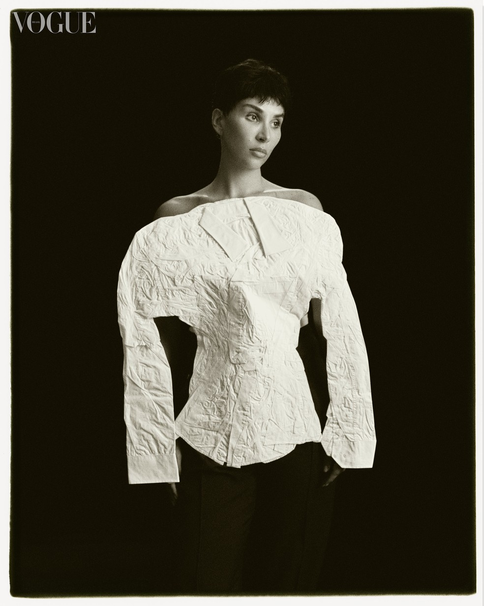 Nídia veste camisa RORO REWIND e calça DOD ALFAIATARIA — Foto: Vogue Brasil/ MAR+VIN